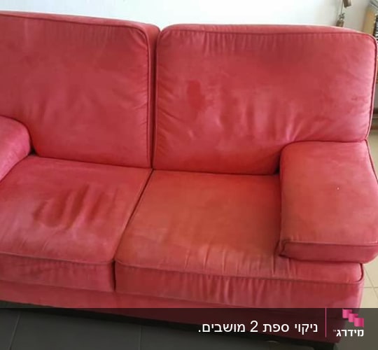 ספה אדומה עם כתמים על המושב